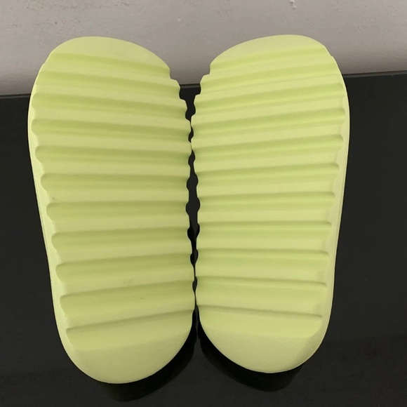 NEW Adidas Yeezy Slide Kids Glow Green Light Green 1Y - Picture 5 of 6